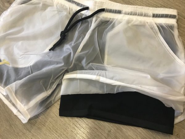 Pantalón short blanco de la marca Joma con malla interior en negro para mayor confort