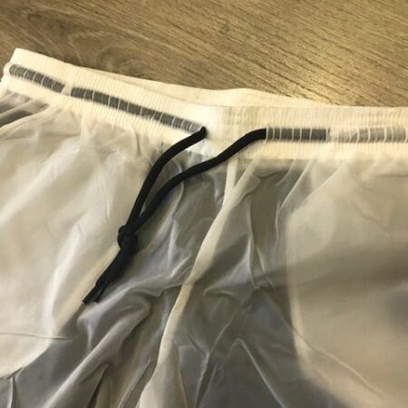Pantalón short blanco de la marca Joma con malla interior en negro para mayor confort