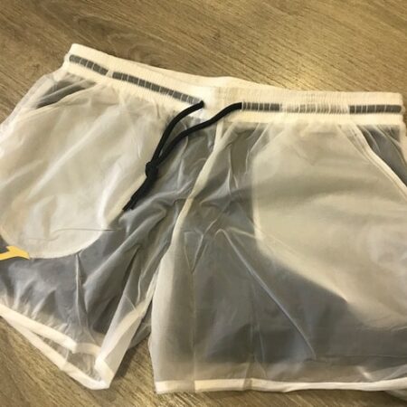 Pantalón short blanco de la marca Joma con malla interior en negro para mayor confort