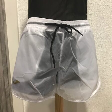 Pantalón short blanco de la marca Joma con malla interior en negro para mayor confort