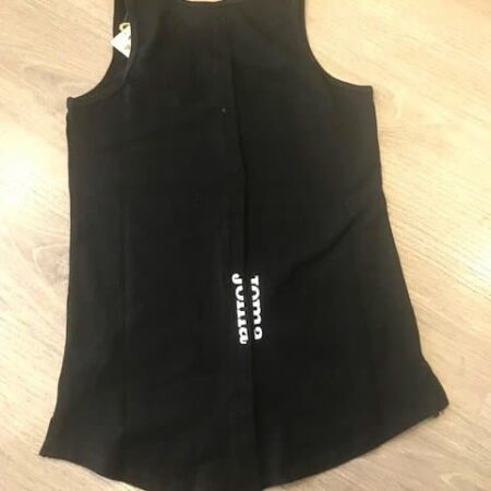 Camiseta deportiva mujer en tirantes con abertura en la espalda con botones en negra