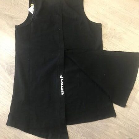Camiseta deportiva mujer en tirantes con abertura en la espalda con botones en negra