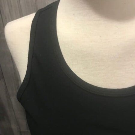 Camiseta deportiva mujer en tirantes con abertura en la espalda con botones en negra