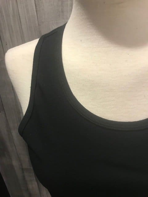 Camiseta deportiva mujer en tirantes con abertura en la espalda con botones en negra