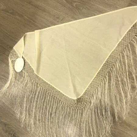 Manton pico beige niña con flecos cosidos a mano y confeccionado en raso