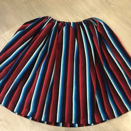 Refajo listas para niña en tonos rojos,azules,blancos y negros con el que podrás combinar cualquier color de delantal de huertana