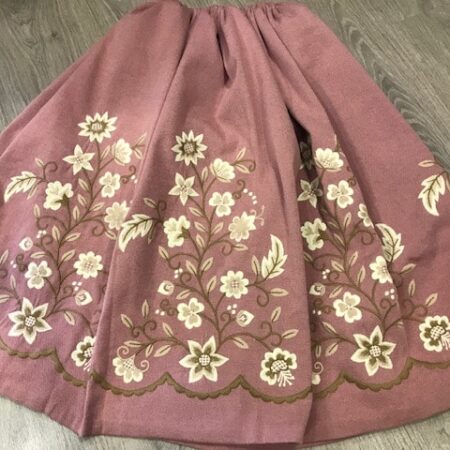Refajo señora rosa palo con preciosos brodados a maquina en colores baige y tostados