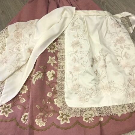 Refajo señora rosa palo con preciosos brodados a maquina en colores beige y tostados