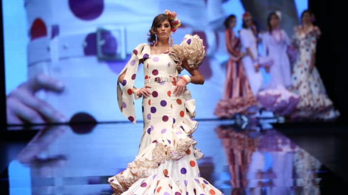 Moda flamenca Simof 2019. Entra y descubre las tendencias y propuestas de los diseñadores para este año. Escotes, mantoncillos, lazos y flores flamencas.
