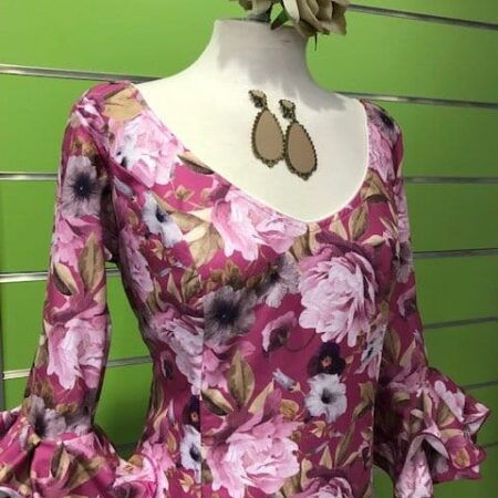 Traje flamenco flores de la talla 46 con un estampado precioso que no podrás dejar de mirar