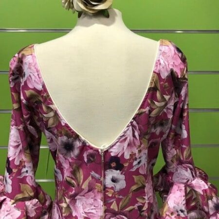 Traje flamenco flores de la talla 46 con un estampado precioso que no podrás dejar de mirar
