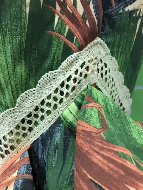Traje de flamenca hojas talla 42 en tonos verdes y marrones con puntillas de bolillo