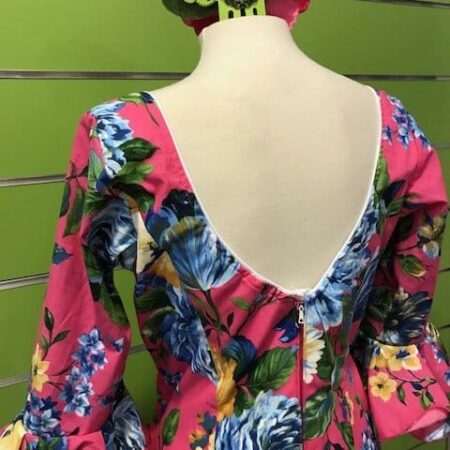 Traje de flamenca talla 44 fucsia con flores predominantes en azul con seis volantes