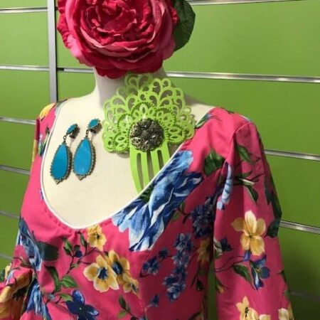 Traje de flamenca talla 44 fucsia con flores predominantes en azul con seis volantes