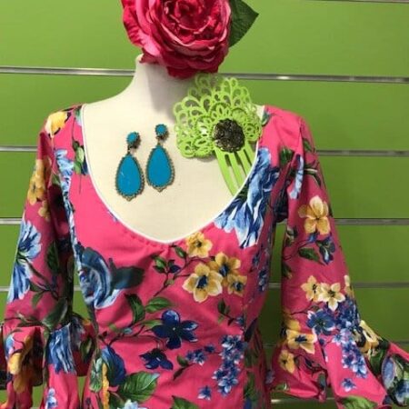 Traje de flamenca talla 44 fucsia con flores predominantes en azul con seis volantes