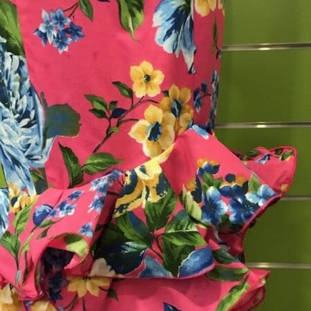 Traje de flamenca talla 44 fucsia con flores predominantes en azul con seis volantes