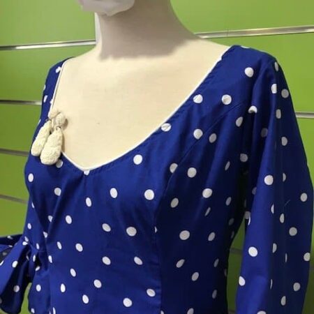 Traje de gitana lunares azulón de la talla 44 con seis volantes y manga al codo