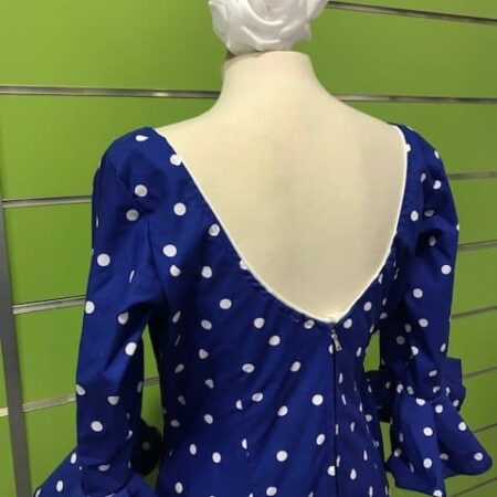 Traje de gitana lunares azulón de la talla 44 con seis volantes y manga al codo