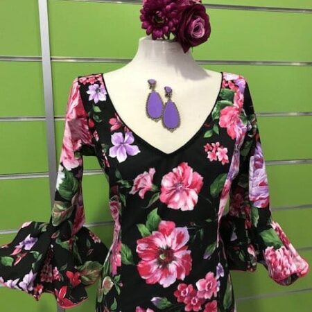 Traje flamenco talla 40 negro con preciosas y llamativas flores en malva y fucsia, un modelo de vestido clásico pero con estampados que enamoran!!!