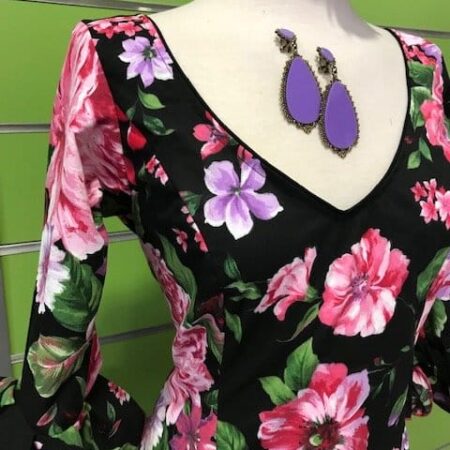 Traje flamenco talla 40 negro con preciosas y llamativas flores en malva y fucsia, un modelo de vestido clásico pero con estampados que enamoran!!!