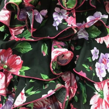 Traje flamenco talla 40 negro con preciosas y llamativas flores en malva y fucsia, un modelo de vestido clásico pero con estampados que enamoran!!!