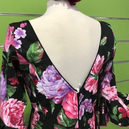 Traje flamenco talla 40 negro con preciosas y llamativas flores en malva y fucsia, un modelo de vestido clásico pero con estampados que enamoran!!!