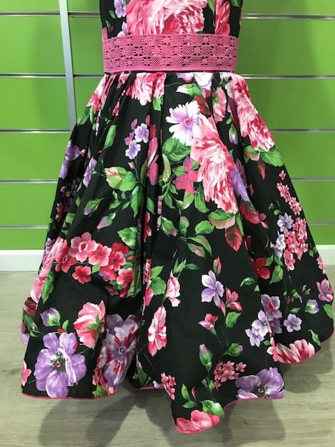 Vestido flamenco flores con falda canastera talla 40 con fondo negro y flores en malva, rosa y fucsia