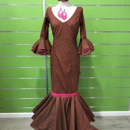 Traje de flamenca canastero en color chocolate y lunar pequeñito en color fucsia de la talla 38