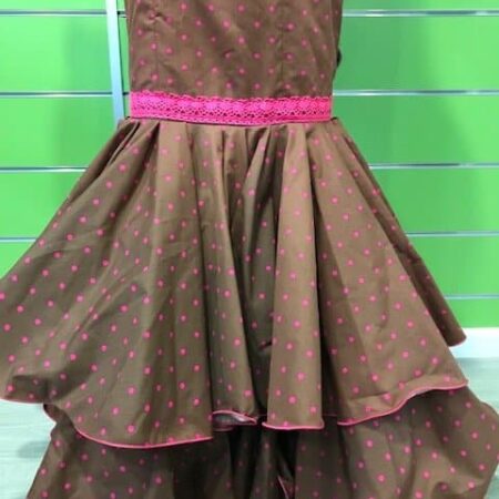 Traje de flamenca canastero en color chocolate y lunar pequeñito en color fucsia de la talla 38