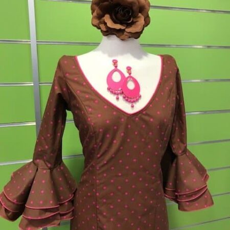 Traje de flamenca canastero en color chocolate y lunar pequeñito en color fucsia de la talla 38
