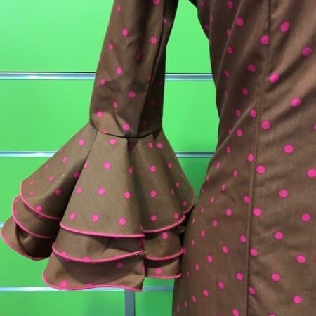 Traje de flamenca canastero en color chocolate y lunar pequeñito en color fucsia de la talla 38