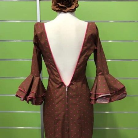 Traje de flamenca canastero en color chocolate y lunar pequeñito en color fucsia de la talla 38