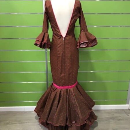 Traje de flamenca canastero en color chocolate y lunar pequeñito en color fucsia de la talla 38
