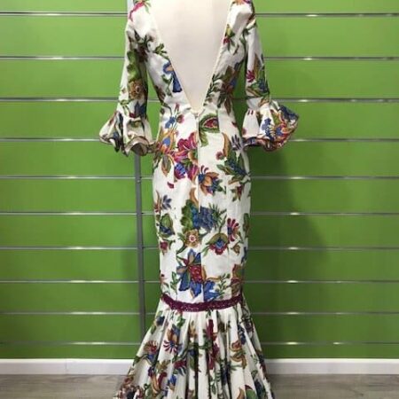 Traje de gitana con flores talla 40 con falda canastera y manga al codo