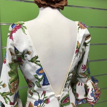 Traje de gitana con flores talla 40 con falda canastera y manga al codo