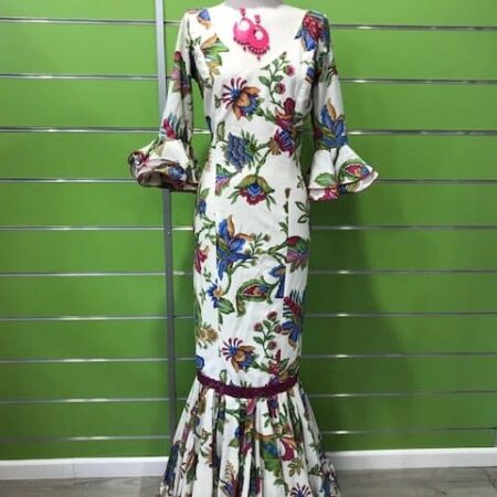 Traje de gitana con flores talla 40 con falda canastera y manga al codo