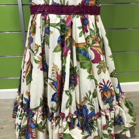 Traje de gitana con flores talla 40 con falda canastera y manga al codo