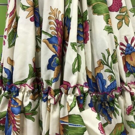 Traje de gitana con flores talla 40 con falda canastera y manga al codo