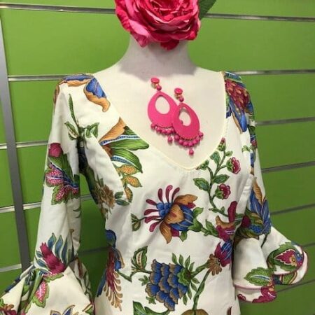 Traje de gitana con flores talla 40 con falda canastera y manga al codo