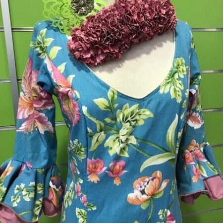 Traje flamenca flores talla 38 color azul con volantes combinados y manga al codo