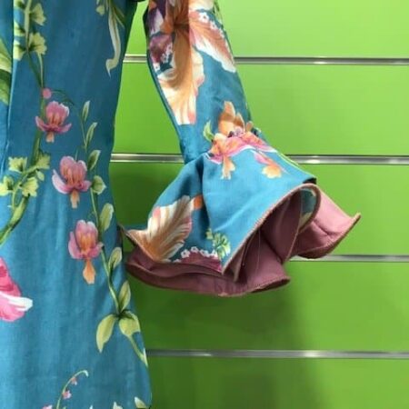 Traje flamenca flores talla 38 color azul con volantes combinados y manga al codo