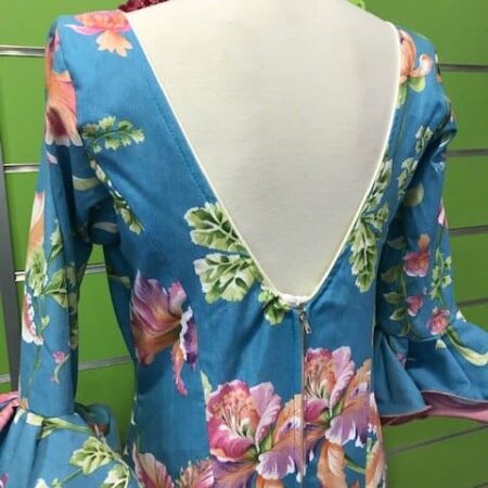 Traje flamenca flores talla 38 color azul con volantes combinados y manga al codo