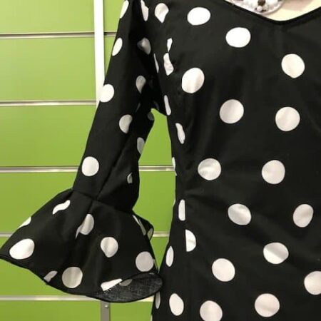 Traje flamenca negro lunares blancos tamaño euro de la talla 48 con seis volantes en su falda y manga al codo