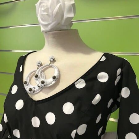 Traje flamenca negro lunares blancos tamaño euro de la talla 48 con seis volantes en su falda y manga al codo