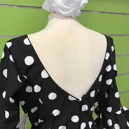 Traje flamenca negro lunares blancos tamaño euro de la talla 48 con seis volantes en su falda y manga al codo