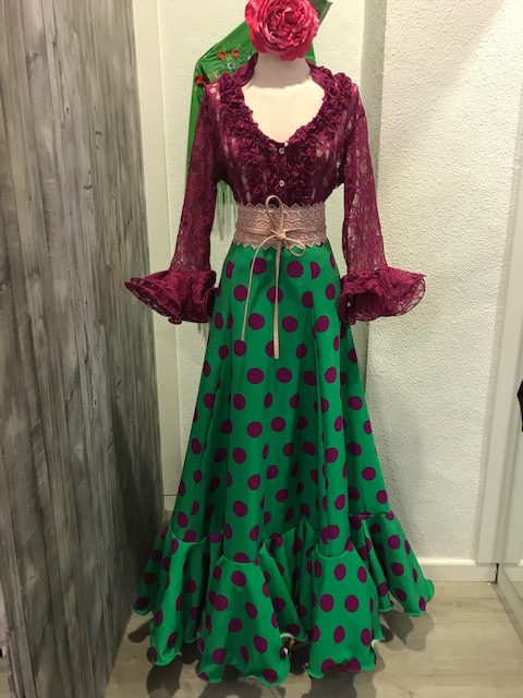 Preciosa falda flamenca Triana a lunares buganvila sobre fondo verde