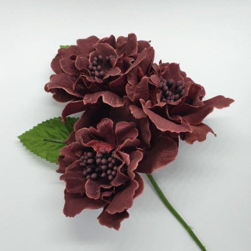 Ramillete de flamenca Carmen con tres rosas en forma de piramide y pistilos del mismo color