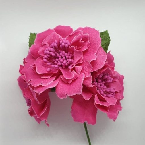 Ramillete de flamenca Carmen con tres rosas en forma de piramide y pistilos del mismo color