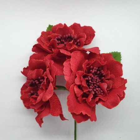 Ramillete de flamenca Carmen con tres rosas en forma de piramide y pistilos del mismo color