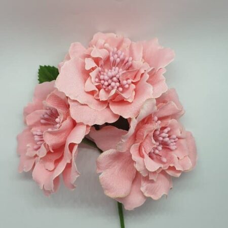 Ramillete de flamenca Carmen con tres rosas en forma de piramide y pistilos del mismo color